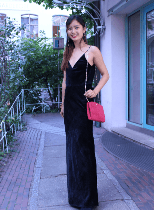 RED CLUTCH BAG WITH GOLDEN CHAIN
