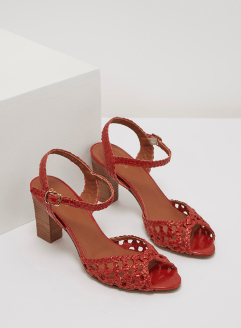 Rot mit hohem Hubsandalen mit geflochtenem Effekt