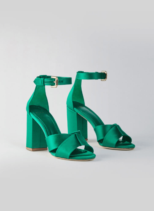 Grüne satinsandalen