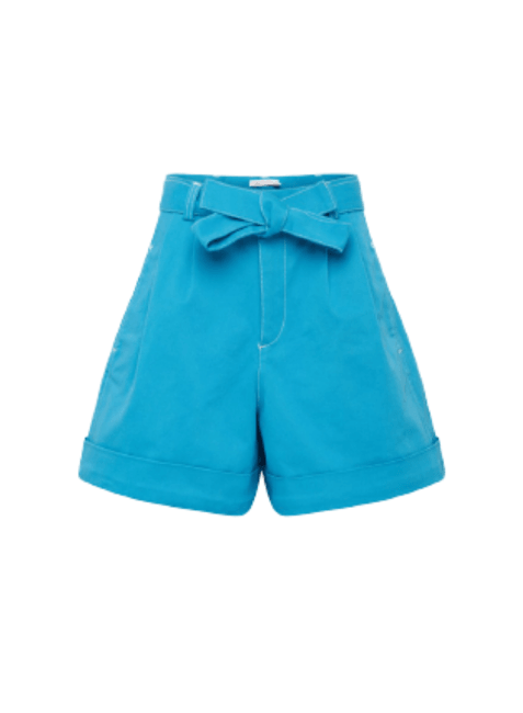Blaue Shorts mit Gürtel